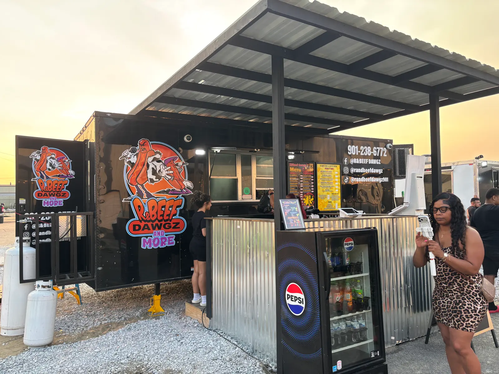 R&Beef Dawgz food truck at Showtime Food Park